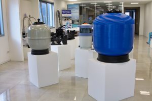 Serbatoi filtranti esposti su piedistalli in un negozio.