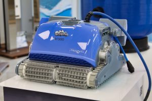Robot pulitore per piscine Dolphin M500 su un tavolo.
