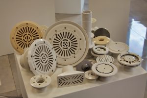 Griglie di scarico in plastica di varie dimensioni.