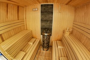 Interno di una sauna in legno con panche.