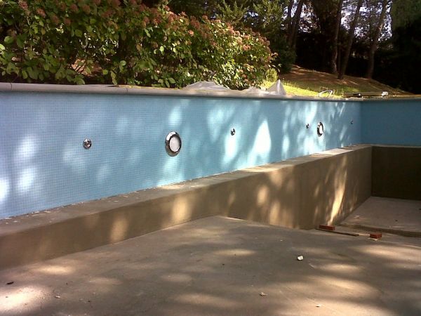 Piscina vuota in costruzione con pareti blu.