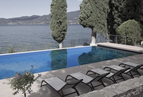 piscine-idrofulax-viterbo14 Piscina con lettini, alberi e vista sul lago.